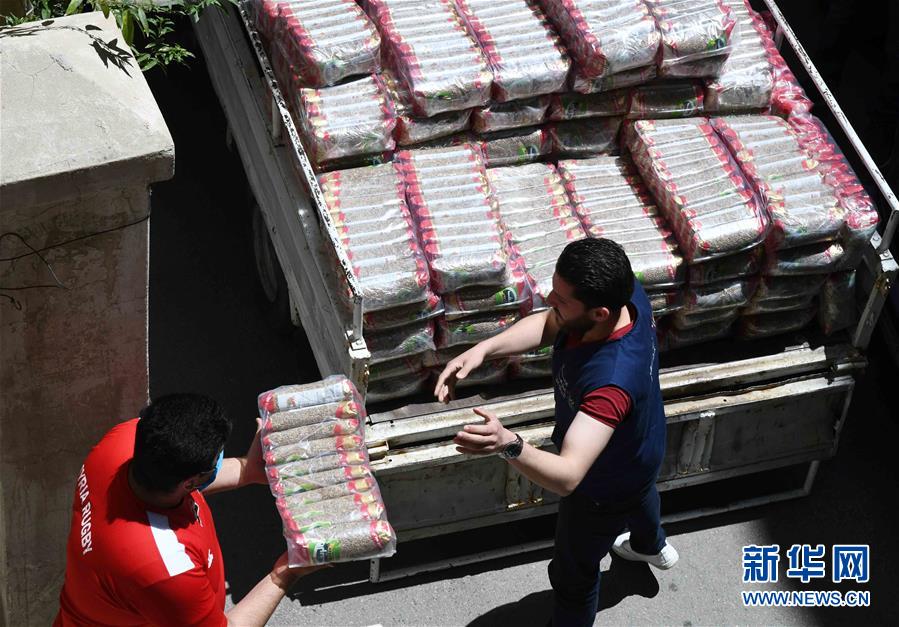 （國際疫情&middot;圖文互動）（1）通訊：疫情中，那抹笑容最難忘&mdash;&mdash;記向困難家庭發(fā)放愛心包裹的敘利亞青年志愿者