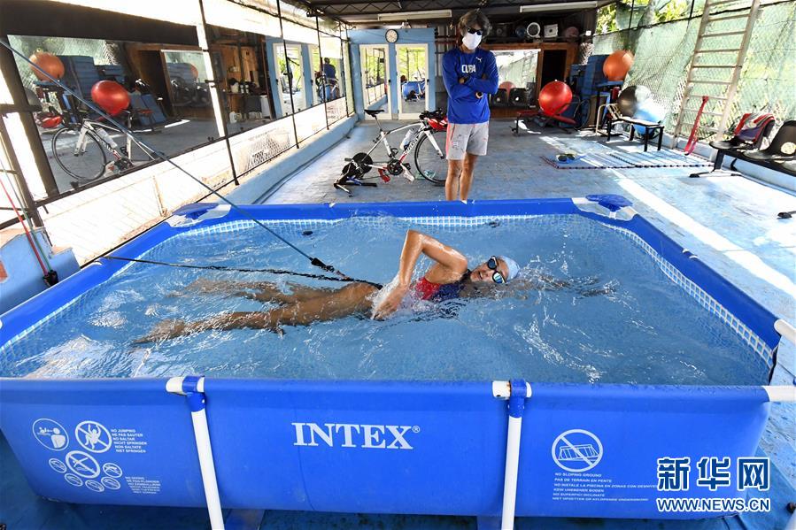 （全球抗疫進(jìn)行時(shí)&middot;圖文互動(dòng)）（4）屋頂上的訓(xùn)練場(chǎng)&mdash;&mdash;古巴鐵人三項(xiàng)運(yùn)動(dòng)員疫情下居家訓(xùn)練備戰(zhàn)奧運(yùn)會(huì)