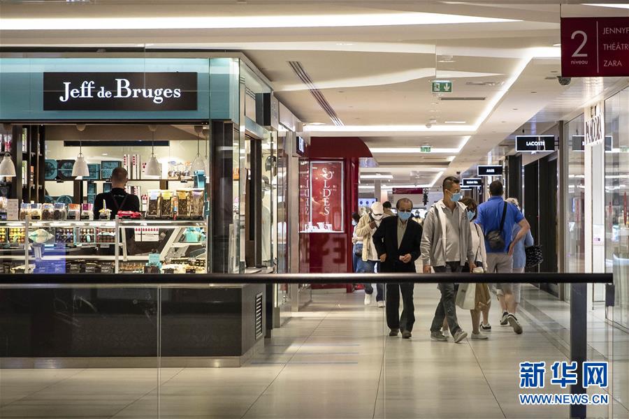 (國(guó)際疫情)(4)法國(guó)開(kāi)始執(zhí)行封閉公共場(chǎng)所強(qiáng)制戴口罩法令