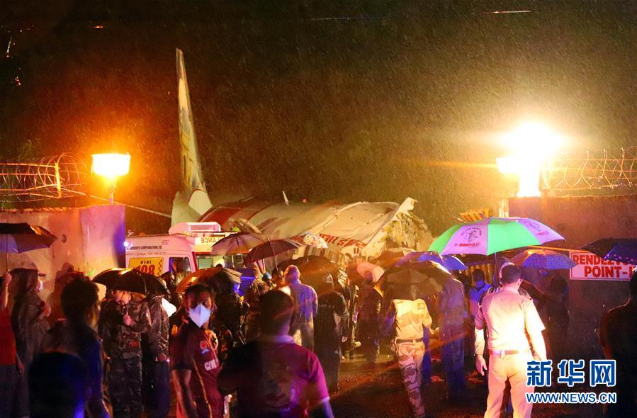 (國(guó)際)(2)印度一架客機(jī)降落時(shí)沖出跑道至少16人死亡