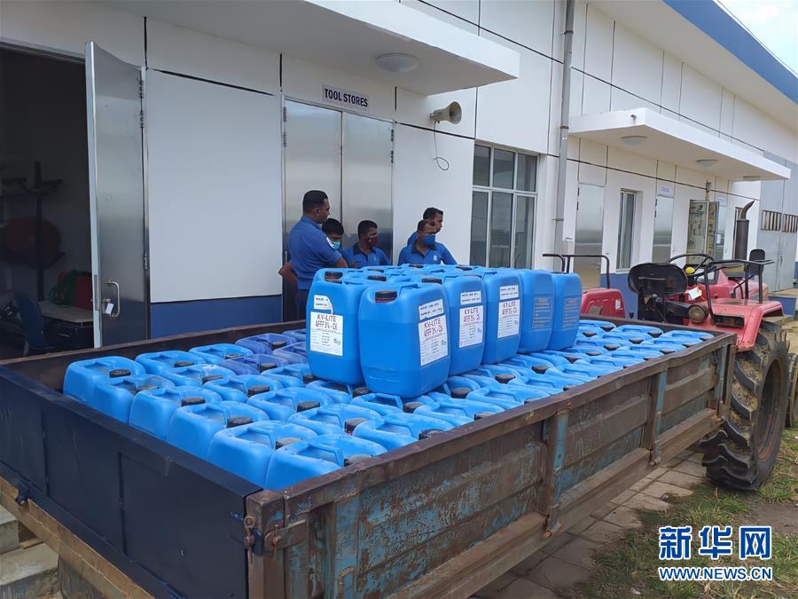 （國際&middot;圖文互動(dòng)）（1）在斯里蘭卡中國專家和中資企業(yè)助力油輪滅火