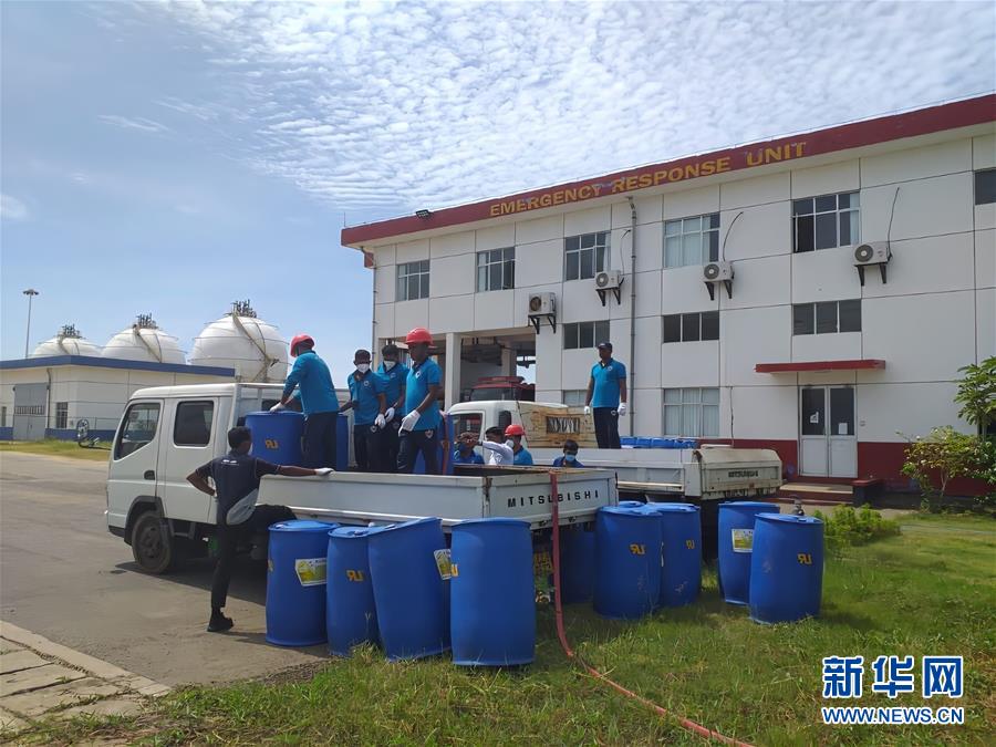 （國際&middot;圖文互動(dòng)）（2）在斯里蘭卡中國專家和中資企業(yè)助力油輪滅火