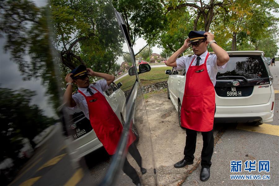 (國際·圖文互動)(1)通訊:前方總有機(jī)遇——記馬來西亞一位飛行員疫情下擺攤再就業(yè)