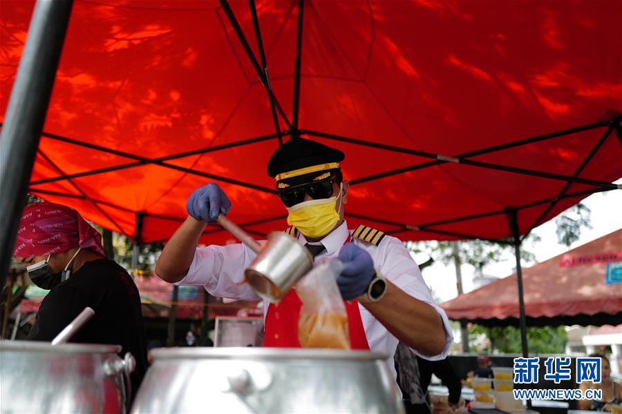 (國際·圖文互動)(6)通訊:前方總有機(jī)遇——記馬來西亞一位飛行員疫情下擺攤再就業(yè)