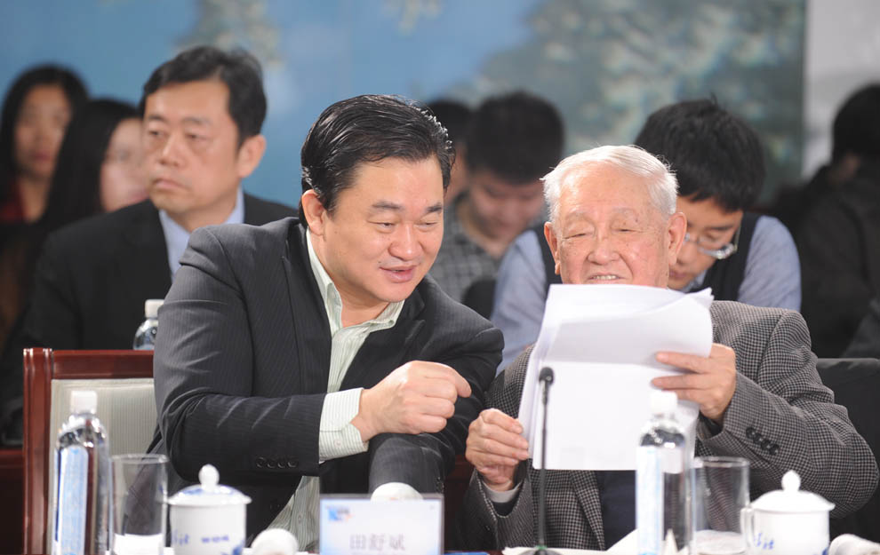 新華網(wǎng)董事長、總裁田舒斌與軍事科學(xué)院原副院長糜振玉在現(xiàn)場交流