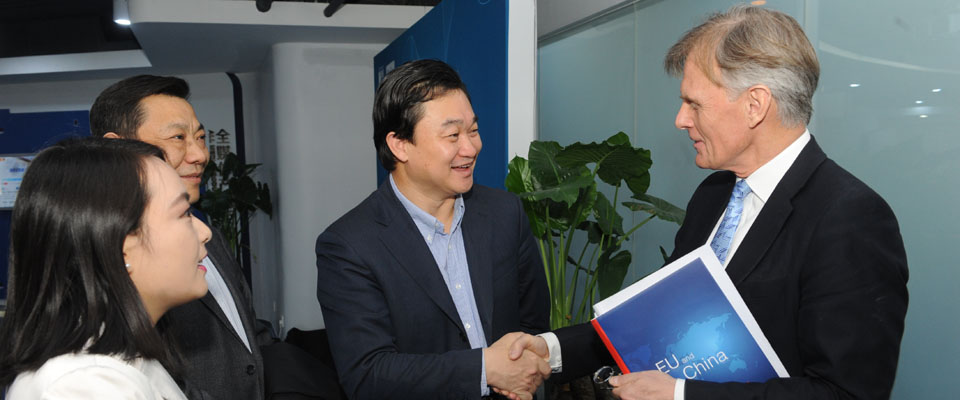 新華網(wǎng)董事長、總裁田舒斌會見丹麥駐華大使裴德盛