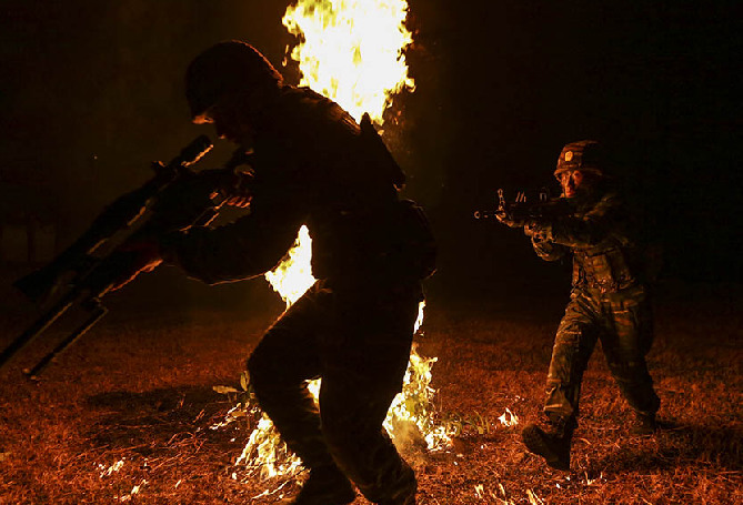 強軍DNA|福利貼，快來瞧狙擊手的瞄準鏡里是啥樣