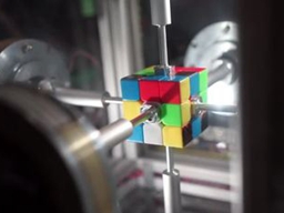 快！機器高手復(fù)原魔方 0.38秒破世界紀(jì)錄