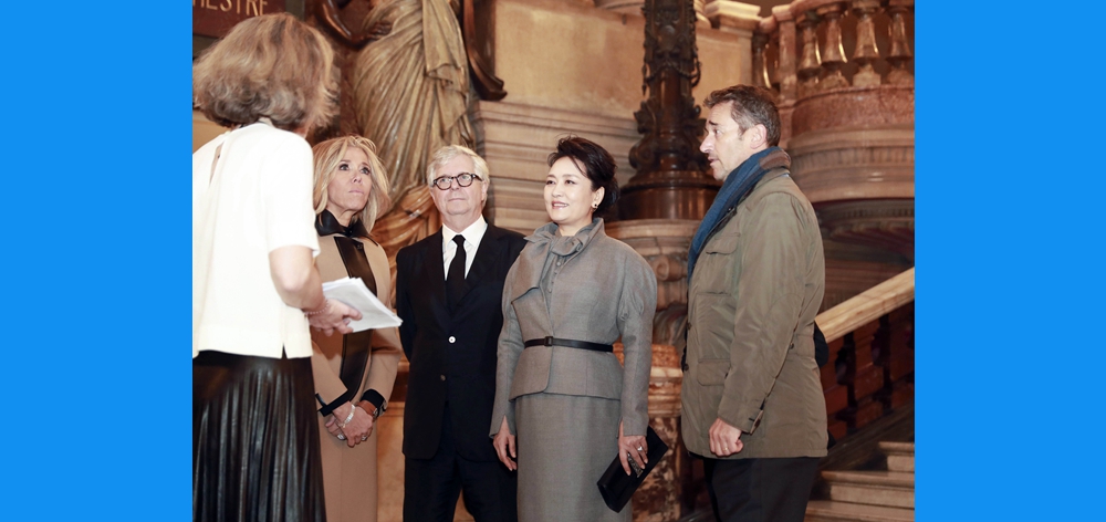 彭麗媛參觀(guān)法國(guó)巴黎歌劇院