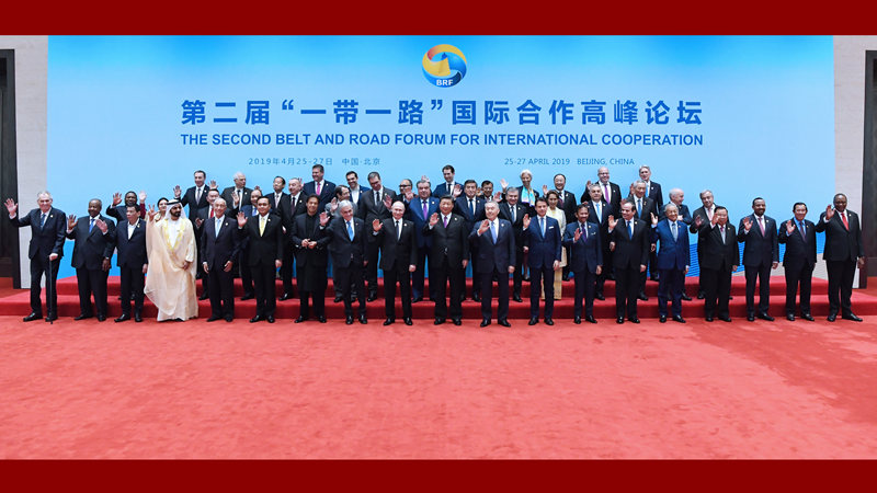 習(xí)近平同與會(huì)領(lǐng)導(dǎo)人和國際組織負(fù)責(zé)人集體合影