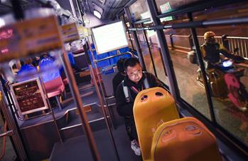 夜深了，他們還沒睡