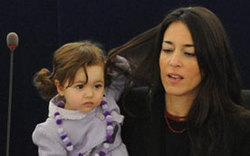 &ldquo;小萌女&rdquo;成歐洲議會(huì)會(huì)議?？?高清組圖)