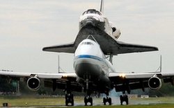 發(fā)現(xiàn)號(hào)航天飛機(jī)&ldquo;最后一飛&rdquo;前往博物館 數(shù)千人到場送行