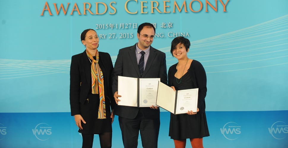 約莉薩&middot;法赫萊女士為新媒體報道獎提名者頒獎