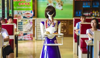 河北深州：機(jī)器人在小餐廳&ldquo;上崗&rdquo;